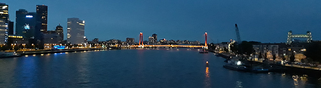 De Maas met de Willemsbrug en de Koningshavenbrug bij avond